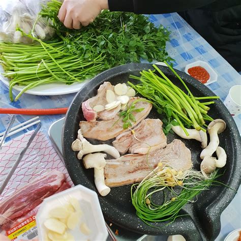 #minari #younyuhjung #parasite봉준호가 묻고 윤여정이 답하다 part 1'씨네21' 1292호 설 합본 특대호 표지를 장식한 '미나리' 윤여정 배우와 '기생충' 봉준호 감독이 만났습니다.윤여정 배우가 '미나리'. 미나리삼겹살 - 음식/여행 - 에펨코리아