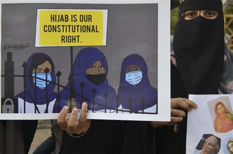 انڈیا کی ریاست کرناٹک کے سکولوں میں حجاب پر پابندی کے خلاف مظاہرے Urdu News اردو نیوز