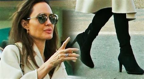 Angelina Jolie W Kozakach I Płaszczu Zakrywa Chude Ciało ZdjĘcia Kozaczek