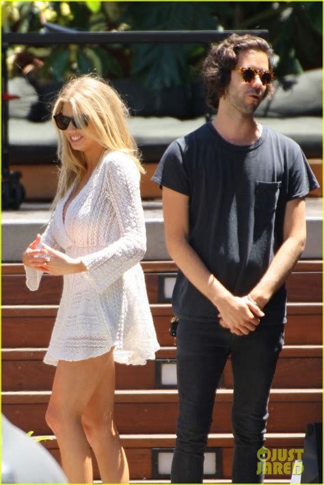 Photo Charlotte Mckinney Shows Off Her Curves While Shopping00710