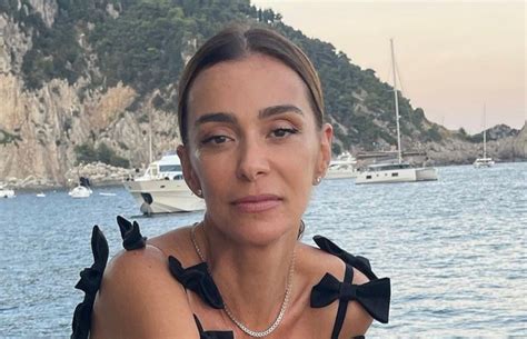 M Nica Martelli Rouba A Cena Em Praia Italiana Vogue Celebridade