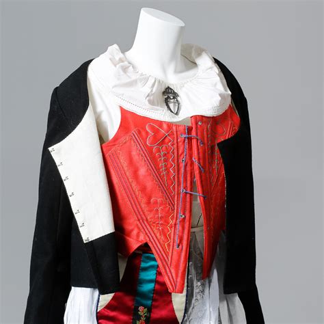 Endast använd vid ett fåtal tillfällen, alltså mycket fint skick. FOLKDRÄKT, Bohuslän, 1900-talets andra hälft. - Bukowskis