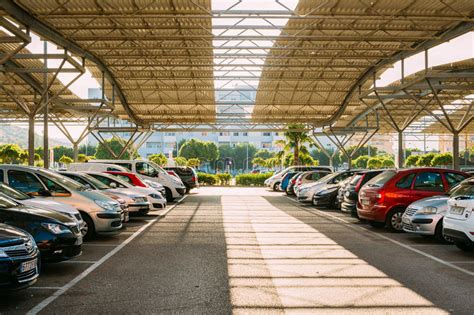 Carros Em Um Parque De Estacionamento No Dia De Verão Ensolarado Dentro