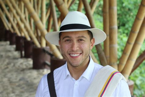Hombre Que Sonr E En Equipo Colombiano T Pico Imagen De Archivo