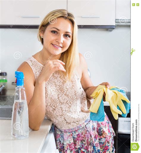 top de la cocina de la mujer que se lava imagen de archivo imagen de ropas sonriente 78803993