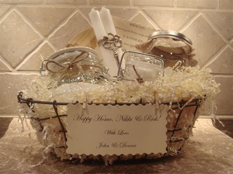 You have absolutely no idea what to get them for a housewarming gift. Traditional Housewarming Basket | Traditional housewarming ...
