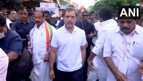 Rahul Gandhis Bharat Jodo Yatra Enters Kerala