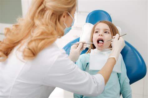 Premium Photo Enthusiastic Brave Little Girl Sitting In Dentists