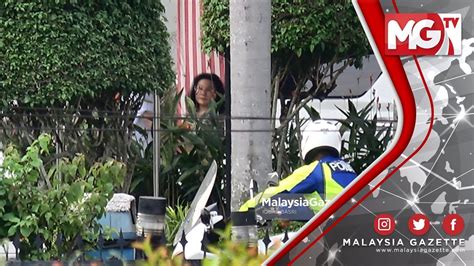 Malaysiagazette tv 43.034 views2 year ago. TERKINI : Najib dan Rosmah Keluar 'Beraya' - YouTube