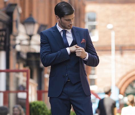Un choix unique de costume 3 pièces gris homme disponible dans notre boutique en ligne. Three-Piece Suits for Men: Guide, Best Brands & Reviews ...