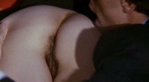 Claudia Koll Mostra Il Suo Culo Peloso In Una Scena Ad Alto Tasso Erotico Del Film Cos Fan