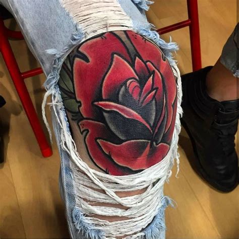 𝕬𝖗𝖙𝖎𝖘𝖙 𝖘𝖕𝖔𝖙𝖑𝖎𝖌𝖍 Traditional Rose Tattoos Knee Tattoo Tattoos