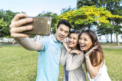 A Group Of Friends Taking A Selfie Together — Telephone Female Stock