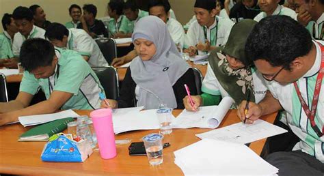 Kamu pastinya penasaran kan, gimana contoh cv yang lengkap berdasarkan penjelasan di atas. Contoh Job Description HRD Manager