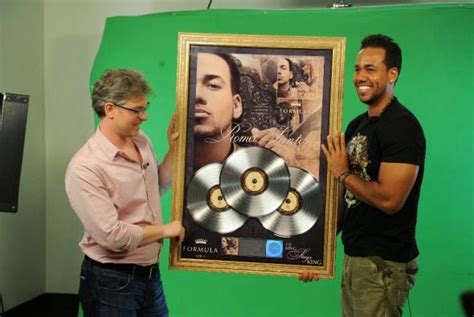 Romeo santos é pai de dois filhos, mas não percebe a esposa. romeo santos: LOGROS Y PREMIOS