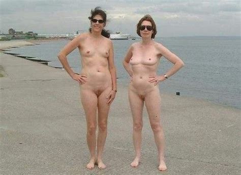 ビーチでトップレスのセクシーなレイチェル 裸の女の子のエロ画像