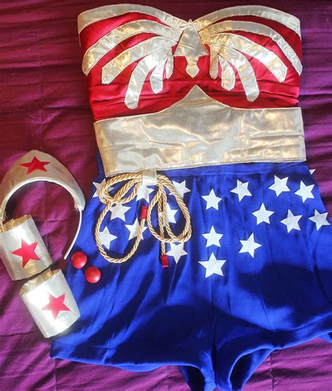You may no longer do it for the candy, but there is no denying the fantastic social interaction that revolves around. DIY Wonder Woman Costume | Fantasias femininas, Fantasias carnaval, Inspiração para fantasia