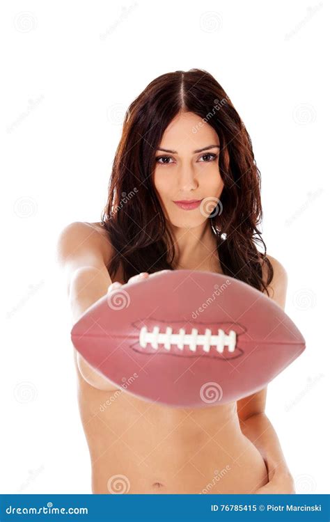 Mulher Bonita Do Nude Que Guarda A Bola Do Futebol Americano Imagem De