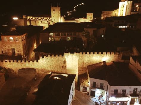 Cáceres De Noche Un Paseo Por Una Auténtica Ciudad Medieval