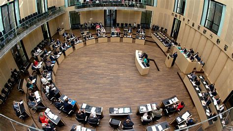 Der bundesrat ist eines der fünf ständigen verfassungsorgane der bundesrepublik deutschland. Bundestag und Bundesrat: Wer macht was?