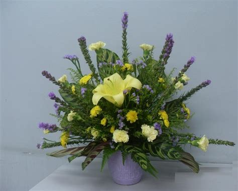 These are usually big in size and can be presented in any occasion or celebration. .. cikjahonlineflowers: Fan-Shaped Design ~ Fresh Flowers