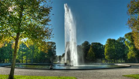 Maybe you would like to learn more about one of these? Große Fontäne in den Herrenhäuser Gärten Foto & Bild ...
