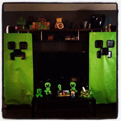 Minecraft Creeper Birthday Party Decoration Made With A Roll Of Wrapping Paper And Paper Plates