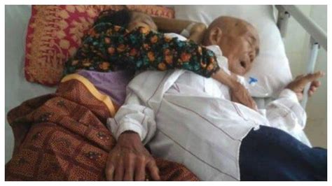 Mengharukan Ini Fakta Di Balik Viralnya Foto Adegan Romantis Kakek And Nenek Di Ranjang Rumah