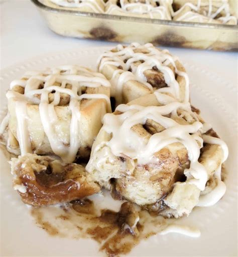 We earn a commission for products purchased through some links in thi. Cinnamon Rolls With Cream Cheese Icing Without Powdered ...