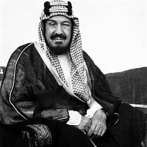 صور الملك عبدالعزيز آل سعود يؤدي العرضة في عيدالفطرالمبارك ١٣٥٤هـ