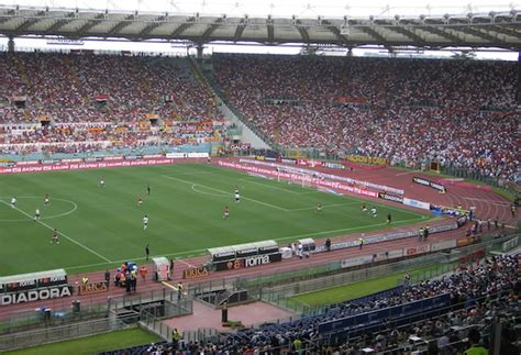 E' uno stadio di categoria 4 uefa, ed ha ospitato la finale dei mondiali 1990, oltre ad una serie di finali di coppe europee per club. Come arrivare allo Stadio Olimpico di Roma - Viaggi e Vacanze