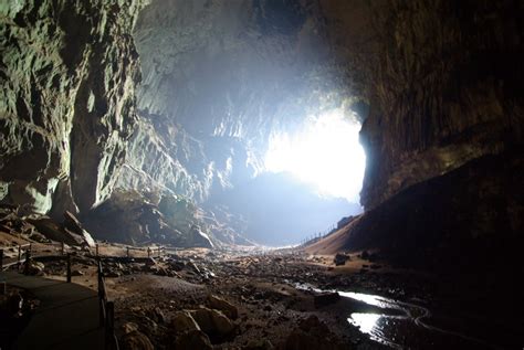 Sarawak chamber, briefly illuminated by dozens of flashbulbs, is the largest cave chamber yet discovered on earth—more than twice the size of britain's wembley stadium—and home to thousands of small birds called swiftlets. サラワクチャンバー - Sarawak Chamber - JapaneseClass.jp