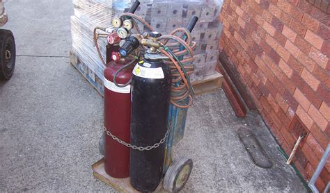 Do Not Store Oxygen And Acetylene Cylinders Together — The Plant Yard