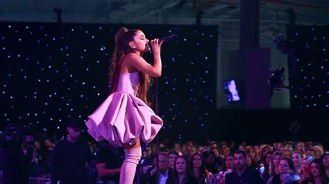 Ariana Grande Recovers After Stage Fall Later Shows Off Natural Hair