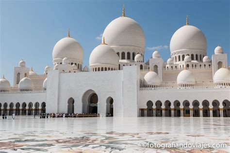 La gran mezquita de Abu Dhabi una de las más grandes del mundo