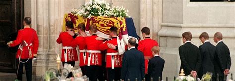 Funeral da princesa diana princess diana funeral princess diana accident dodi al fayed post mortem princess diana pictures lady diana spencer iconic photos car crash. Princess Diana Funeral Photos - 30 Unforgettable Moments ...