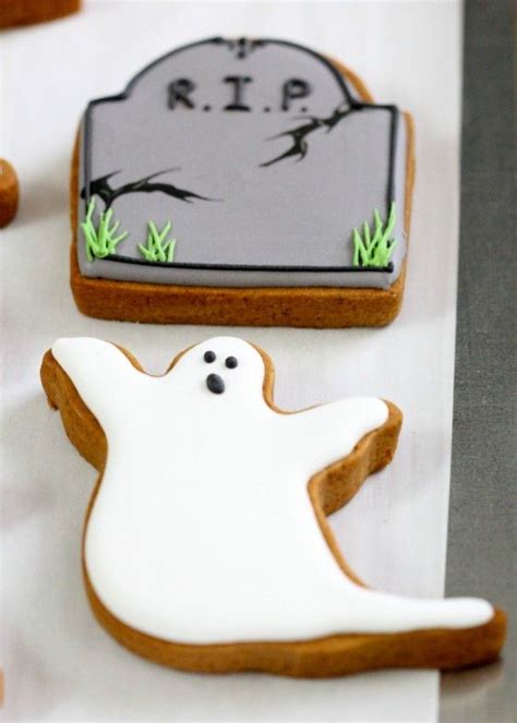 It helps add stability to the icing, which is used on wedding cakes, cookies, and other. Can you use anything besides egg whites or meringue powder in royal icing? | Halloween sweets ...