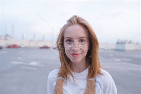 一个有雀斑的红发女孩的街头肖像高清图片下载 正版图片503599532 摄图网