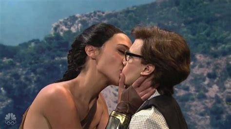 Gal Gadot And Kate Mckinnon Kiss In Wonder Woman Inspired Saturday
