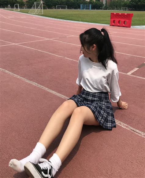 在学校操场踢走女同学的一只鞋子后嘟嘴 学生足模摄影网