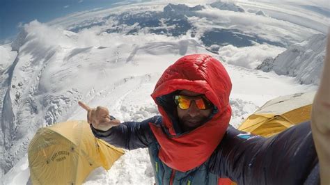 Es trobava baixant del camp base 3, a 6.000 metres d'altitud, quan ha relliscat. El alpinista Sergi Mingote comparte la música que lo ...