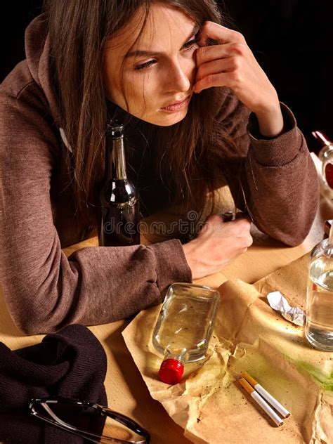 Betrunkenes Mädchen Das Flasche Wodka Hält Stockfoto Bild Von Leben Süchtiger 69325576