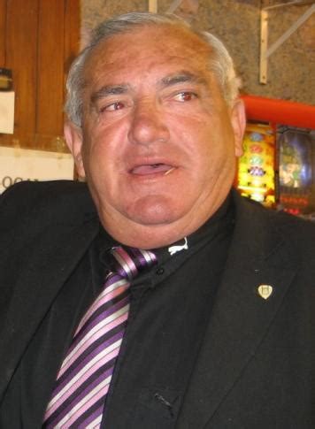 זה יתרון וזה גם כייף כי הוא תמיד מבין אותי עוזר, תומך, מכוון וכמובן גם מאמן אותי מידיי פעם אני רואה בזה יתרון גדול. שלמה שרף - ויקיציטוט