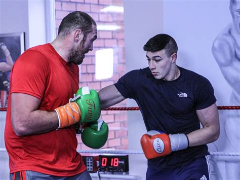 Tommy fury wiki, tommy fury age, bio, tommy fury boxing, tommy fury family, instagram, tommy fury girlfriend, wife, tommy fury brother wikipedia, biography. Tommy Fury Height: How Much Taller Than Molly Mae Is He?
