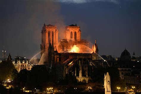 Comment Notre Dame A Pris Feu - Incendie à Notre-Dame de Paris – Le feu maîtrisé, les premiers