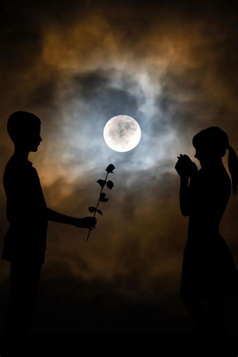 This full moon picture can actually be a little deceiving. romantic couple in moonlight | Luna de amor