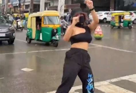 Indore Woman Dances At Traffic Signal For Instagram Video Cops Issue Notice India News India Tv