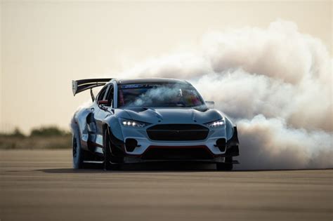 As an added bonus, it's the man instrumental in its creation, vaughn gittin jr. 1400 pk Elektrische Ford Mustang Mach-E Video - Autoblog.nl