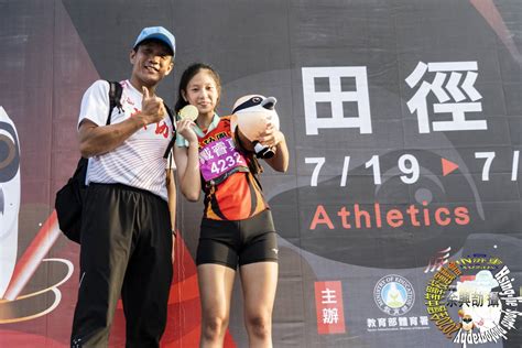 能運動則是由徑賽和田賽中的部分項目所組成，並且是以 各單項成績按《田徑運動評分表》換算分數計算成績。 叁、分類方式 【男子田賽】 跳部項目：跳高、跳遠、三級跳、撐竿跳。 擲部項目：推鉛球、擲鐵餅、擲標槍、擲鏈球。 【男子徑賽】 竹縣全中運田徑項目大放異彩 共獲得5金3銀3銅 | 中華日報|中華新聞雲