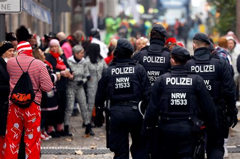 Karneval In Nrw Feierw Tige Benehmen Sich In D Sseldorf Daneben